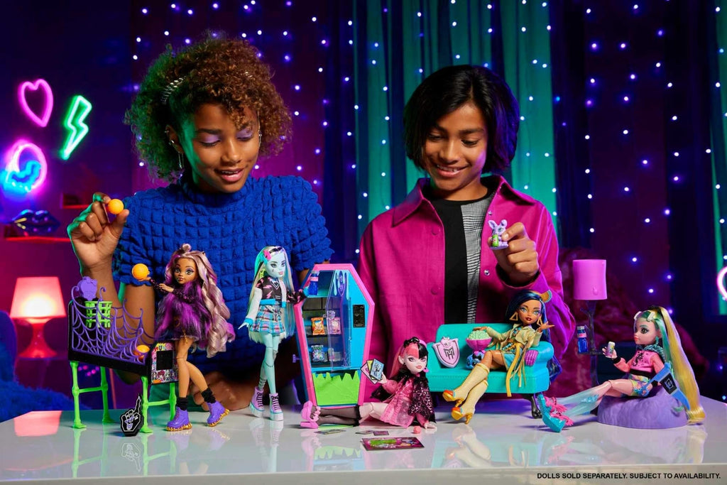 Monster High Playset with Doll House Furniture, 2 Pets & Accessories C150984